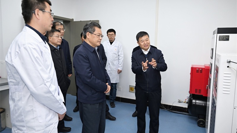 任振鶴在省地震局調(diào)研時(shí)強(qiáng)調(diào)不斷增強(qiáng)地震監(jiān)測(cè)預(yù)警和安全保障能力更好維護(hù)人民群眾生命財(cái)產(chǎn)安全和社會(huì)大局穩(wěn)定